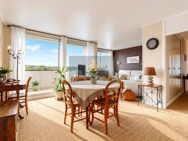 RARE - 5 pièces avec PARKING, balcon, cave, séjour double et 3 chambres — photo du bien