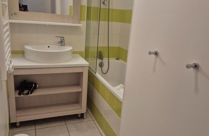 Appartement 2 pièces meublé équipé rez de jardin, dans un domaine verdoyant — photo 5