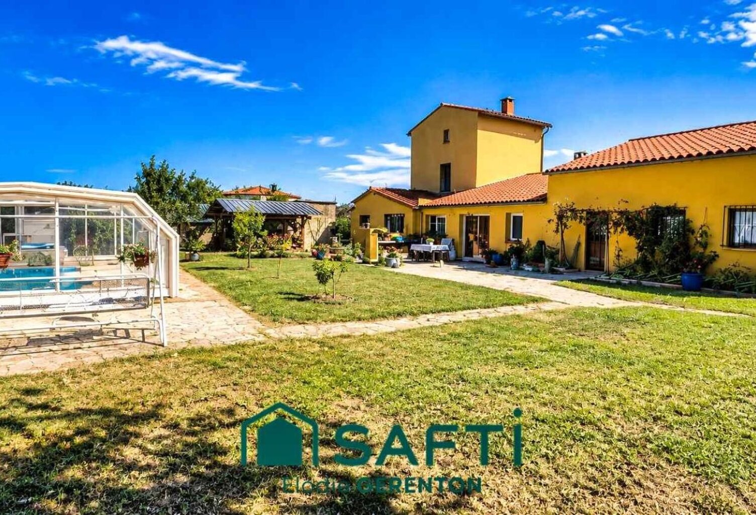 Ensemble immobilier avec piscine au pied du Canigou — photo 1