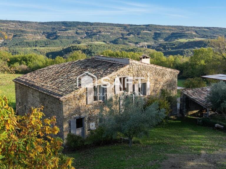 Domaine   Ancienne ferme en pierre rénovée avec soin et pensé pour le confort du quotidien. L'installation moderne est assuré par la pompe à chaleur avec régulation digitale et réseau supplémentaire par chaudière centrale au fuel. — photo 1