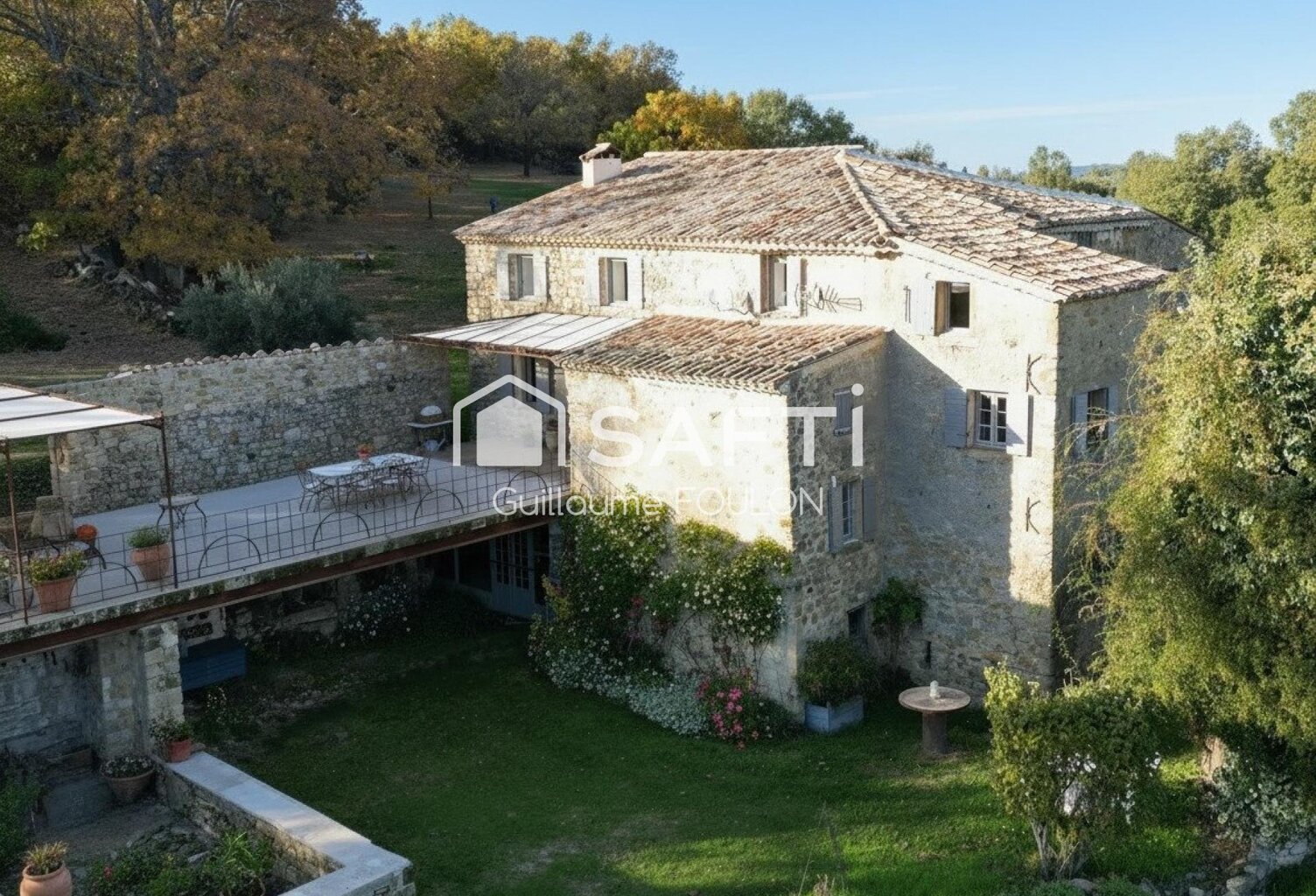 Domaine   Ancienne ferme en pierre rénovée avec soin et pensé pour le confort du quotidien. L'installation moderne est assuré par la pompe à chaleur avec régulation digitale et réseau supplémentaire par chaudière centrale au fuel. — photo 1