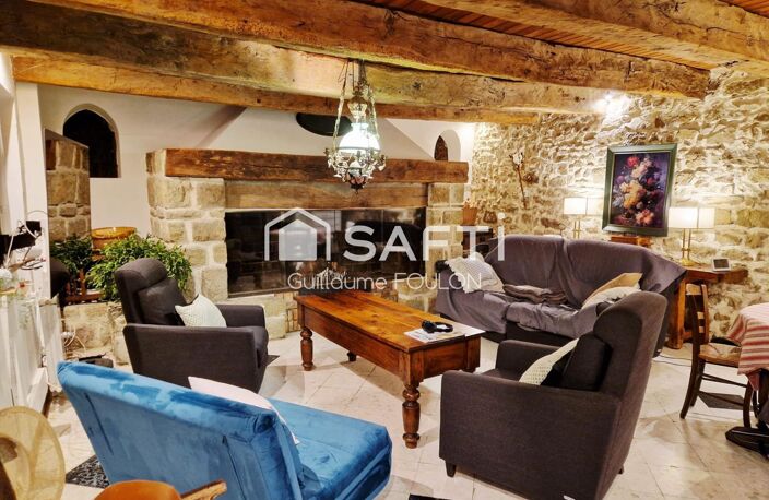 Domaine   Ancienne ferme en pierre rénovée avec soin et pensé pour le confort du quotidien. L'installation moderne est assuré par la pompe à chaleur avec régulation digitale et réseau supplémentaire par chaudière centrale au fuel. — photo 3