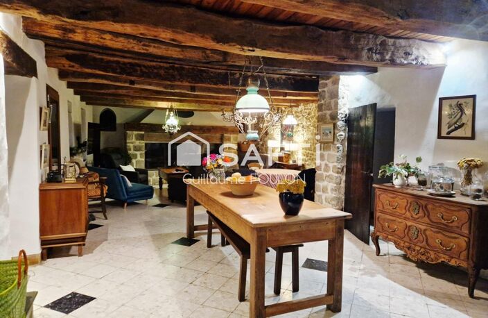 Domaine   Ancienne ferme en pierre rénovée avec soin et pensé pour le confort du quotidien. L'installation moderne est assuré par la pompe à chaleur avec régulation digitale et réseau supplémentaire par chaudière centrale au fuel. — photo 4