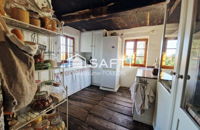 Domaine   Ancienne ferme en pierre rénovée avec soin et pensé pour le confort du quotidien. L'installation moderne est assuré par la pompe à chaleur avec régulation digitale et réseau supplémentaire par chaudière centrale au fuel. — photo 5