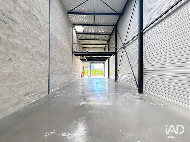Location Local d'activités 162 m&sup2; — photo 1