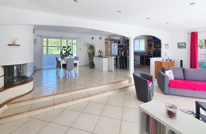 Maison familiale avec piscine et beaux volumes — photo 4
