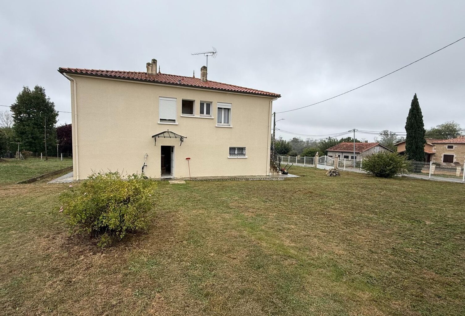 Maison de village de 122 m² avec grand garage, balcon et vue dégagée sur la campagne — photo 1