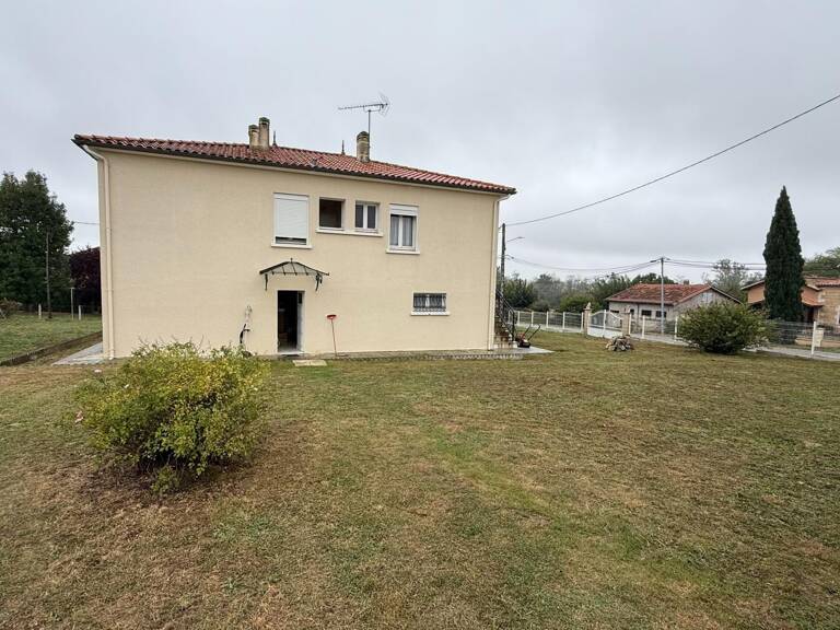 Maison de village de 122 m² avec grand garage, balcon et vue dégagée sur la campagne — photo 1
