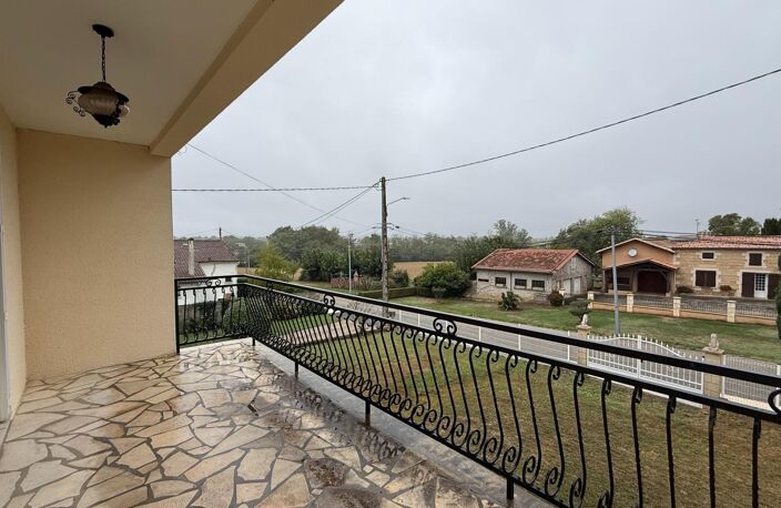 Maison de village de 122 m² avec grand garage, balcon et vue dégagée sur la campagne — photo 2