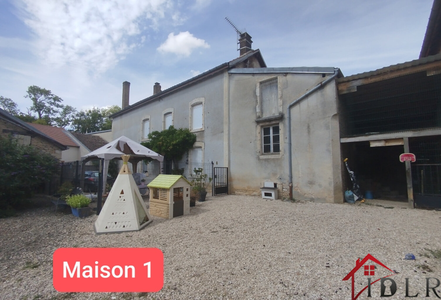 ENSEMBLE IMMOBILIER COMPOSE DE 3 MAISONS — photo 1