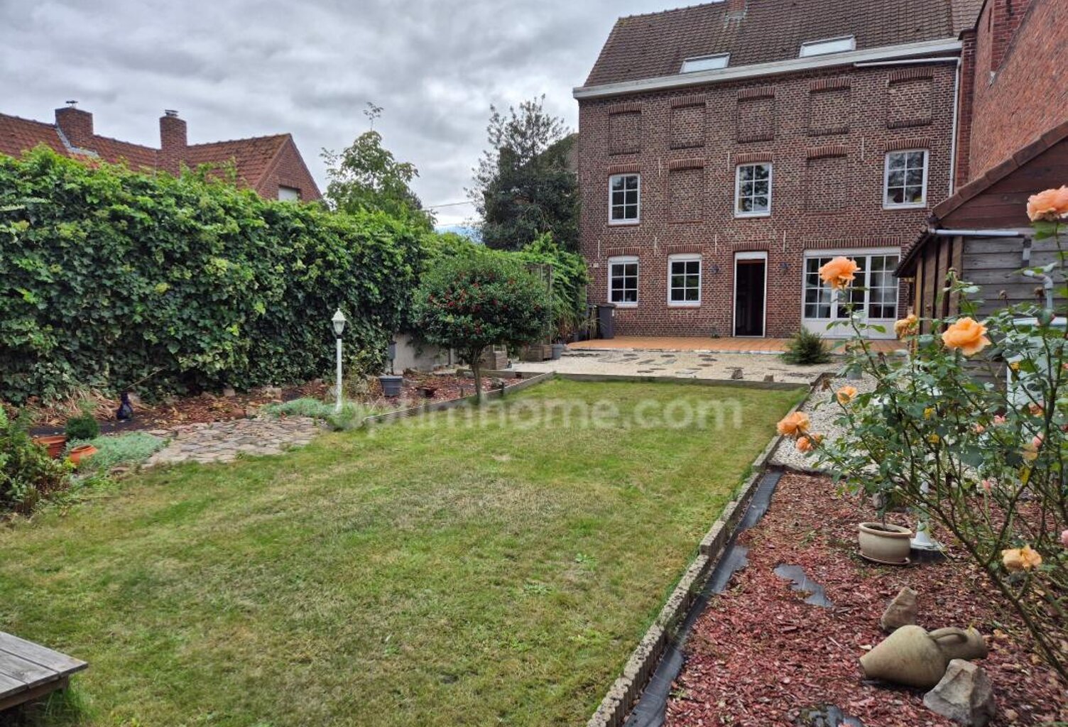 Maison semi mitoyenne avec jardin et garage en centre ville — photo 1