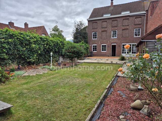 Maison semi mitoyenne avec jardin et garage en centre ville — photo du bien