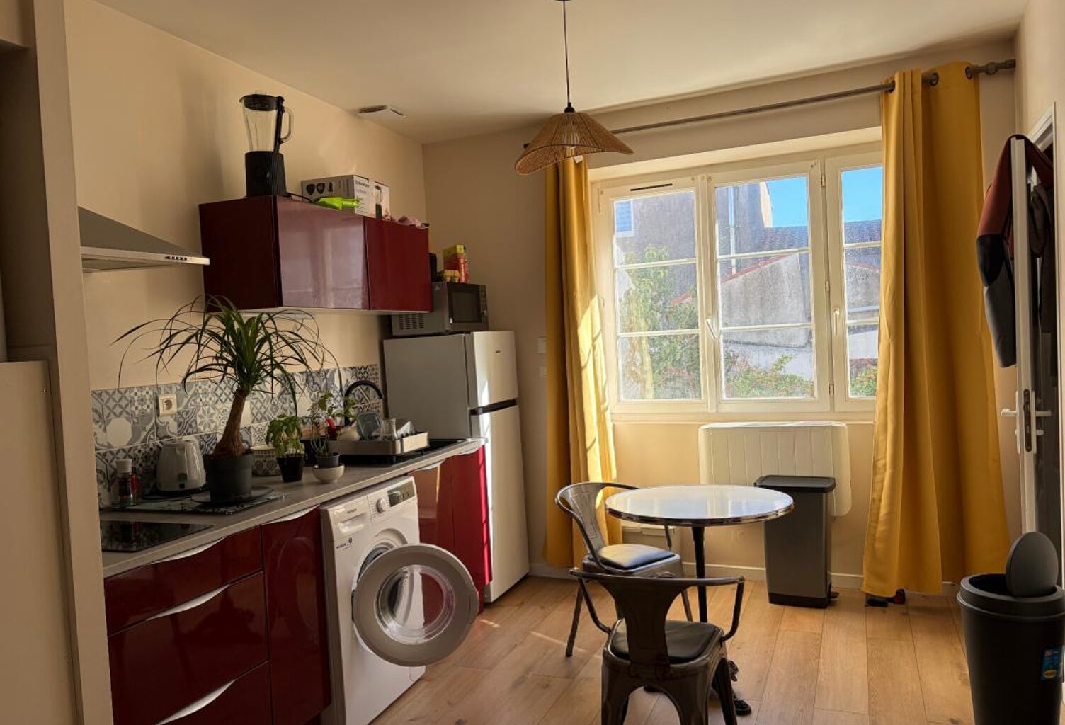 LES SABLES D'OLONNE (85100) - RARE - A 2 PAS DU REMBLAI ET DU PORT STUDIO RENOVE EN RDC IDEAL LOCATIF — photo 1