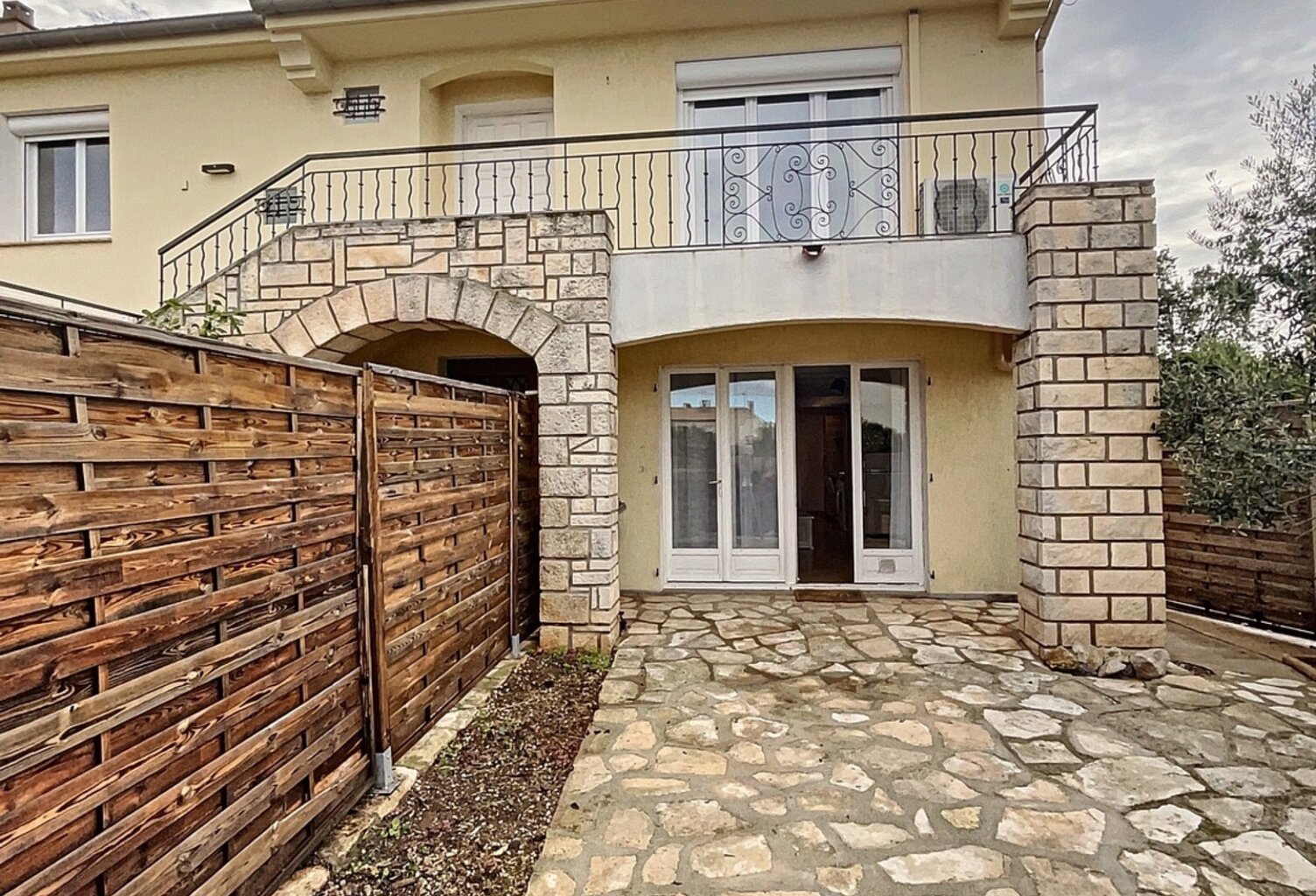 *** APPARTEMENT T2 MEUBLE * TERRASSE * PARKING *** — photo 1