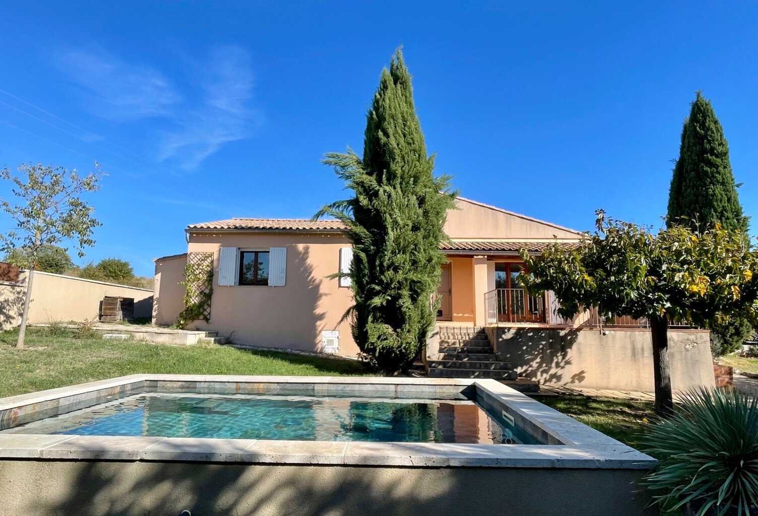GARGAS – MAISON DE PLAIN-PIED AVEC PISCINE, 3 CHAMBRES ET TERRAIN DE 965 M² — photo 1
