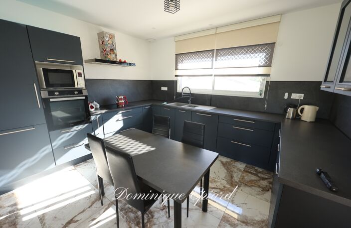 NOUAILLÉ-MAUPERTUIS – VILLA RÉCENTE DE PLAIN-PIED DPE A– 145 M² – 4 CHAMBRES – BELLES PRESTATIONS — photo 2