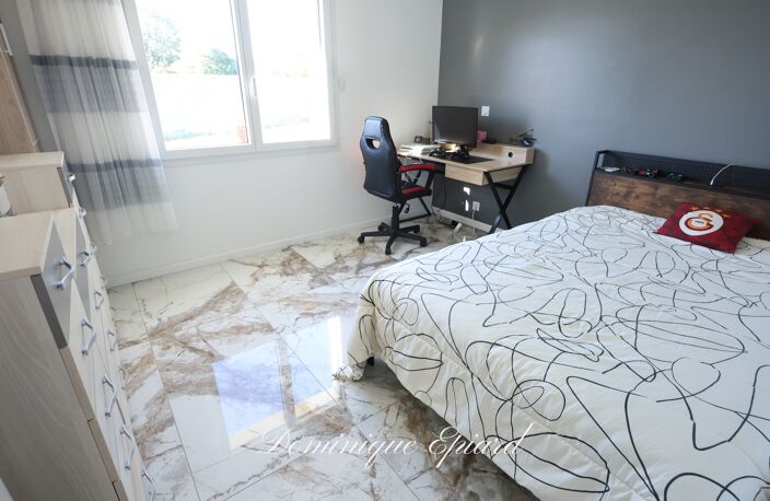 NOUAILLÉ-MAUPERTUIS – VILLA RÉCENTE DE PLAIN-PIED DPE A– 145 M² – 4 CHAMBRES – BELLES PRESTATIONS — photo 5