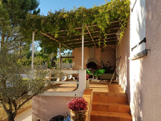 Maison  avec jardin paysagé, terrasses et piscine — photo du bien