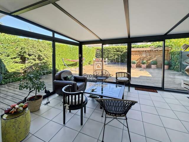 ELEGANTE MAISON FAMILIALE AVEC  UNE VERRIÈRE , UN JARDIN ENSOLEILLÉE SANS VIS À VIS ET GARAGE — photo du bien