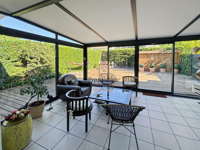 ELEGANTE MAISON FAMILIALE AVEC  UNE VERRIÈRE , UN JARDIN ENSOLEILLÉE SANS VIS À VIS ET GARAGE