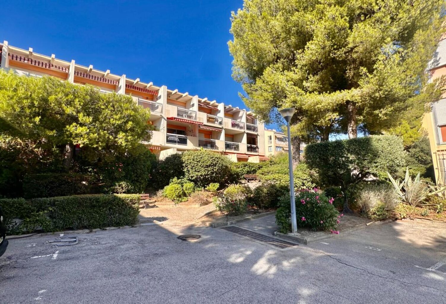 BANDOL - PROXIMITE CENTRE VILLE ET COMMERCES - STUDIO 24 M² - PARKING PRIVATIF — photo 1