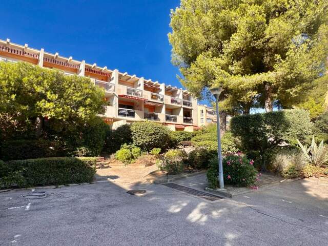 BANDOL - PROXIMITE CENTRE VILLE ET COMMERCES - STUDIO 24 M² - PARKING PRIVATIF — photo du bien