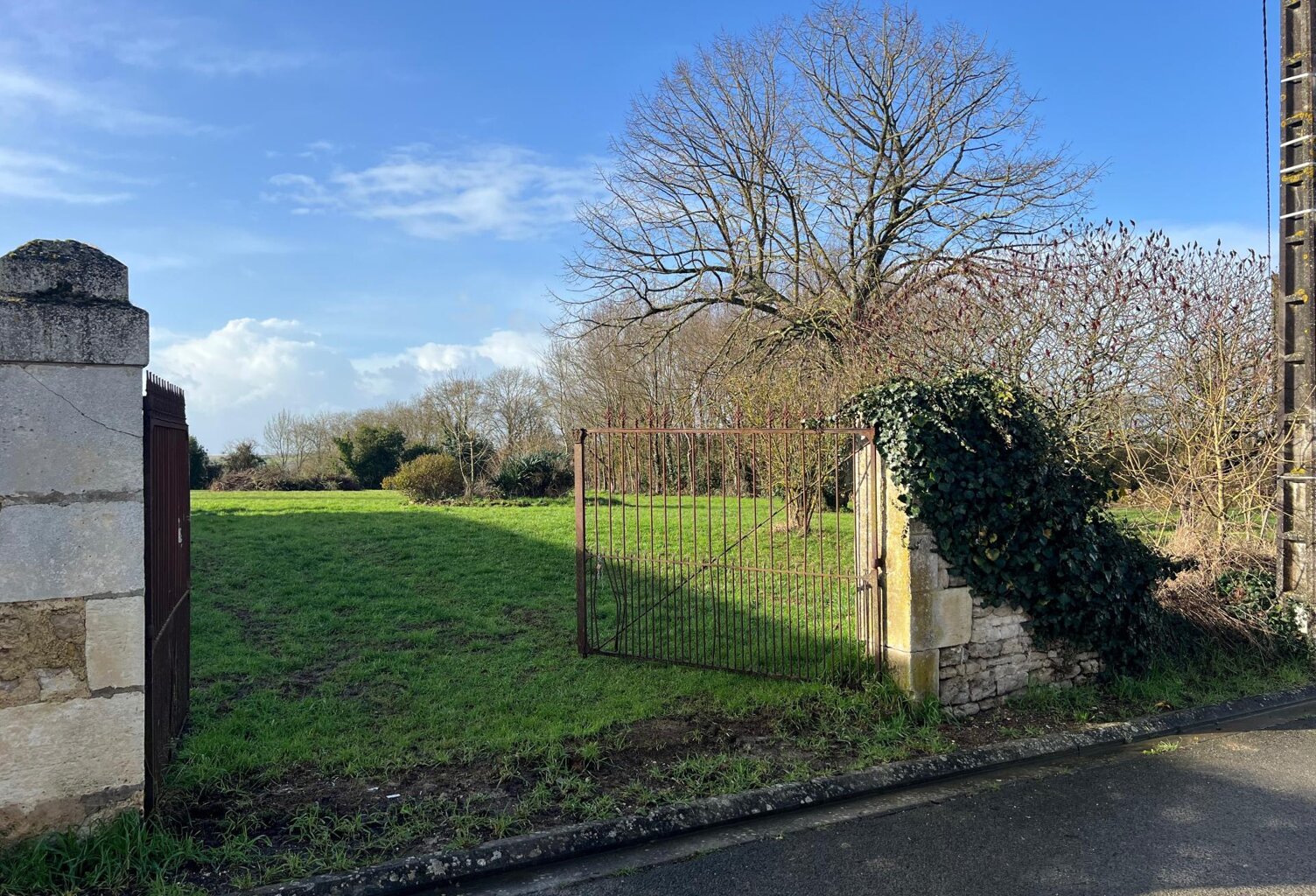 Terrain constructible de 3741 m2 — photo 1