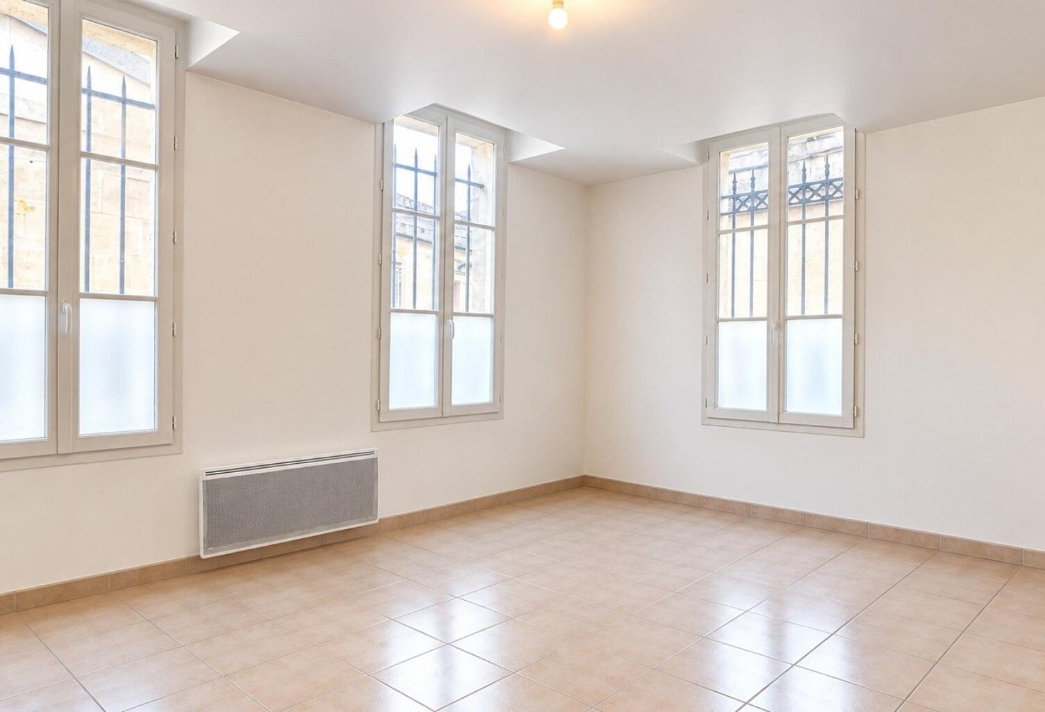 BORDEAUX SAINT-GENES - T2 - IDEAL RESIDENCE PRINCIAPLE OU PROFESSION LIBERALE — photo 1