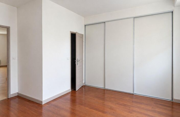 BORDEAUX SAINT-GENES - T2 - IDEAL RESIDENCE PRINCIAPLE OU PROFESSION LIBERALE — photo 4