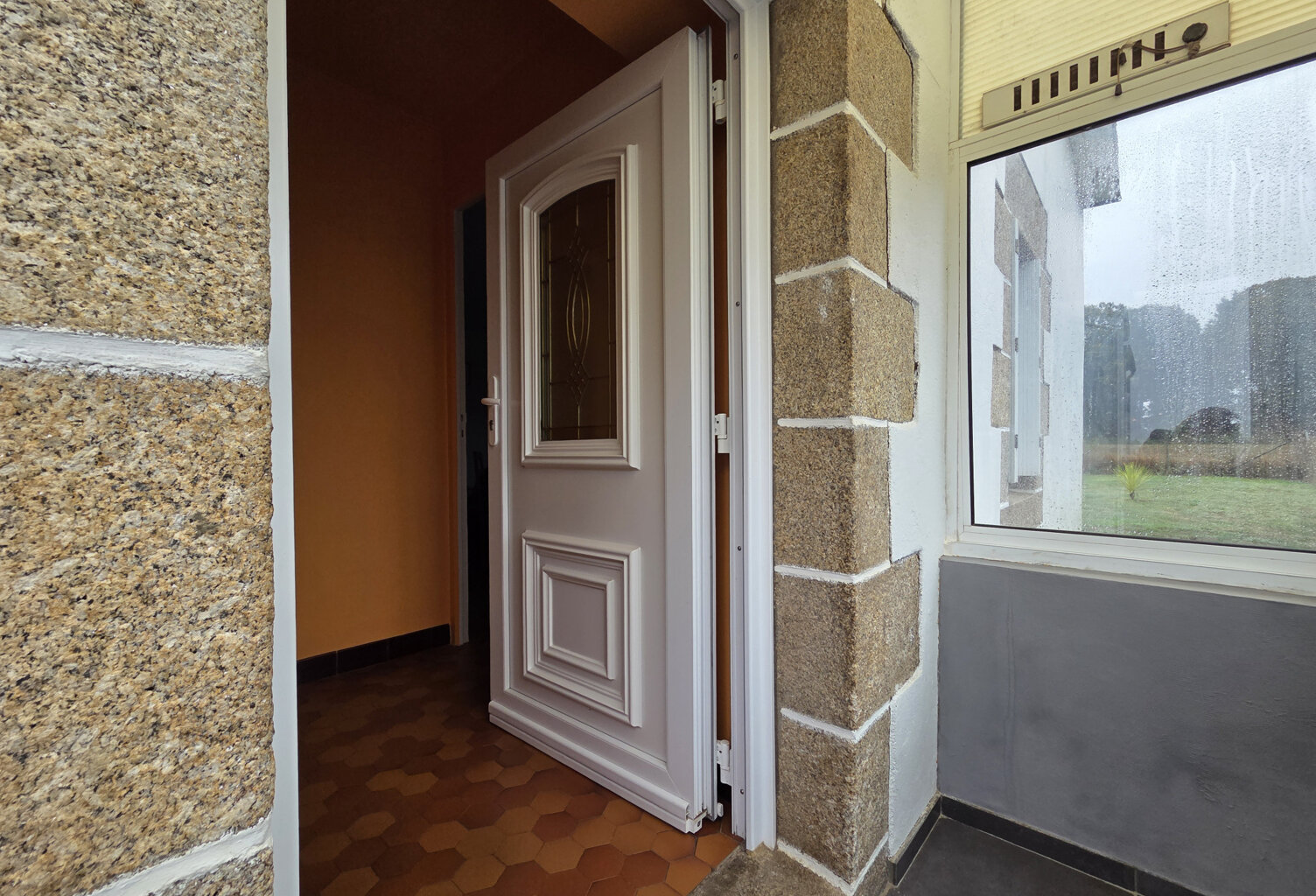 Maison de plain-pied avec jardin, garage et dépendance, à 5 — photo 1