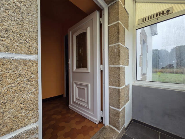 Maison de plain-pied avec jardin, garage et dépendance, à 5 — photo du bien