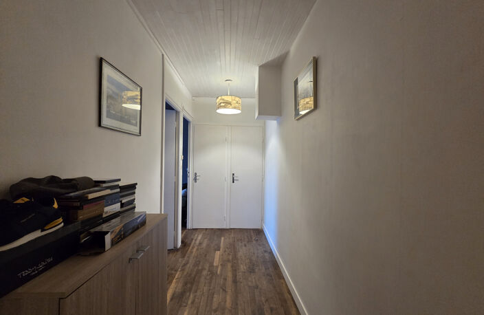 Maison de plain-pied avec jardin, garage et dépendance, à 5 — photo 4