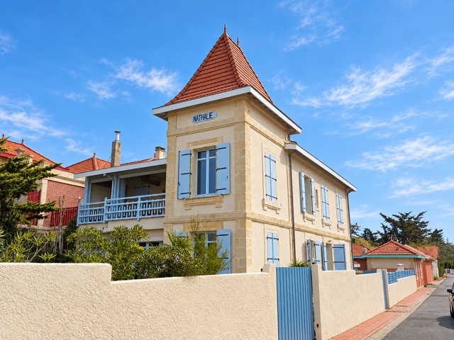 SOULAC-SUR-MER -- VILLA DE 200 M2 EN PREMIÈRE LIGNE