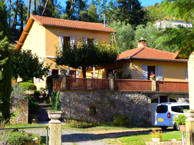 Dépt 07 - A VENDRE à VALS LES BAINS - Propriété avec 2 Maiso — photo du bien