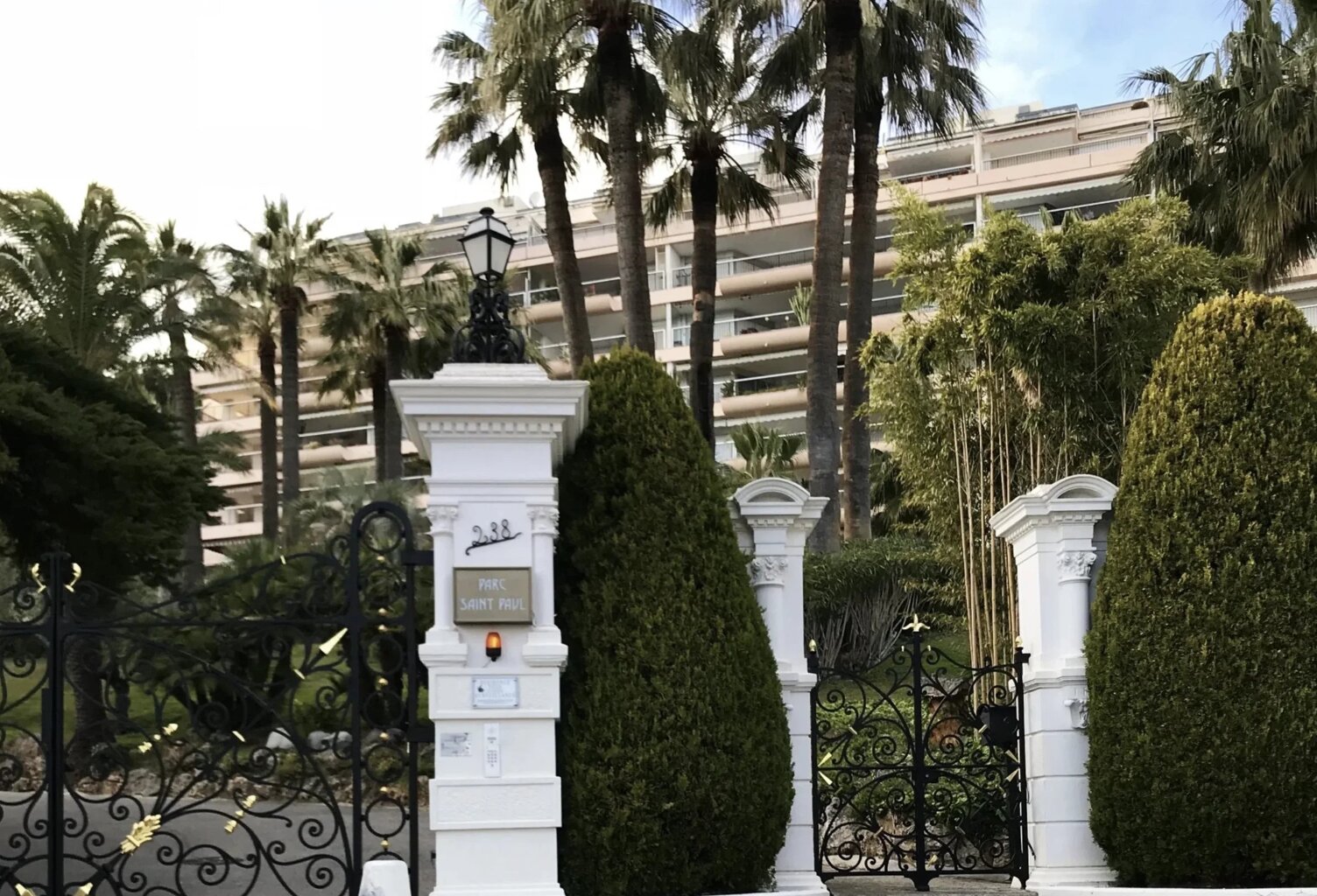SUPER CANNES - SPACIEUX APPARTEMENT AVEC VUE MER DANS UN DOMAINE D’EXCEPTION — photo 1