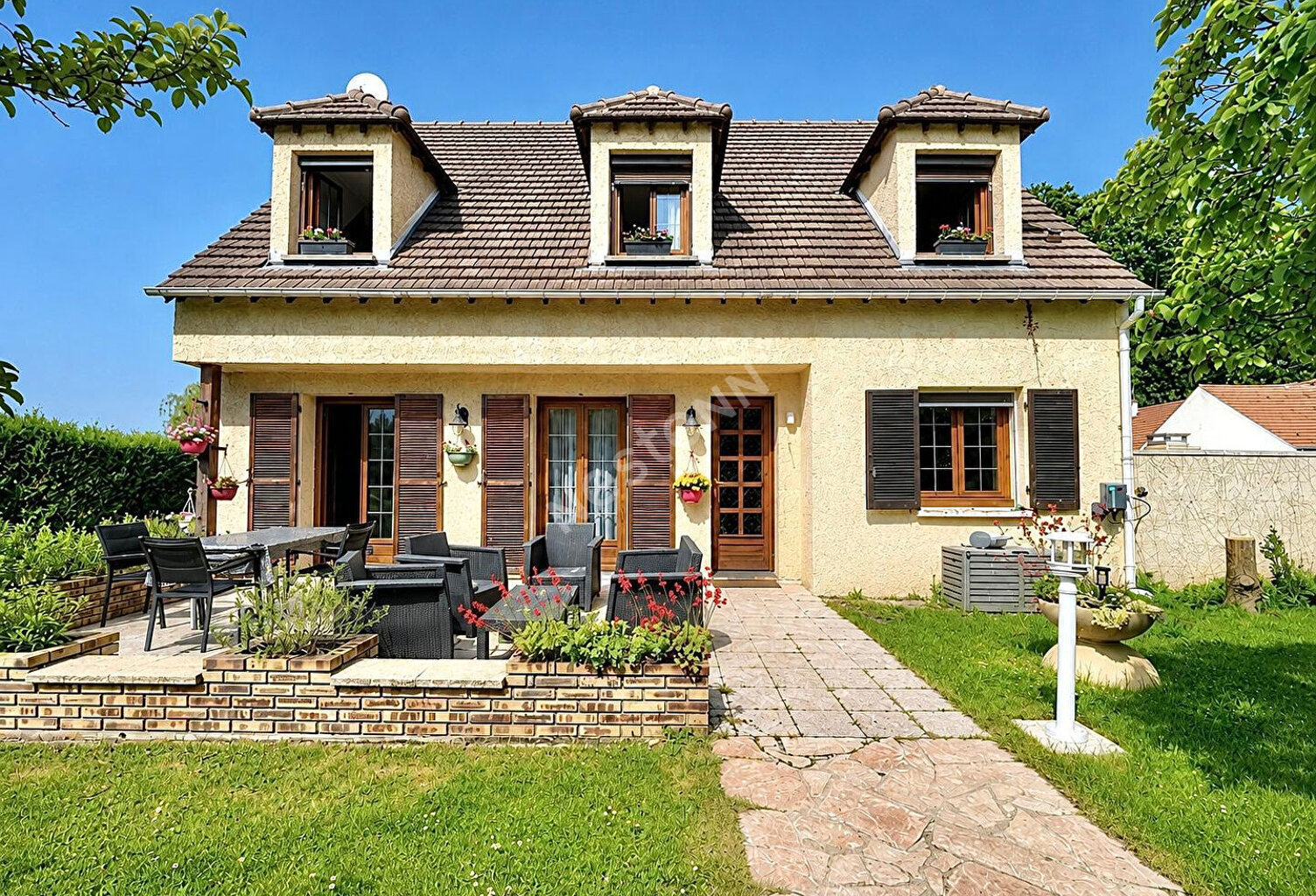 Ensemble immobilier avec maison principale et dépendance habitable — photo 1