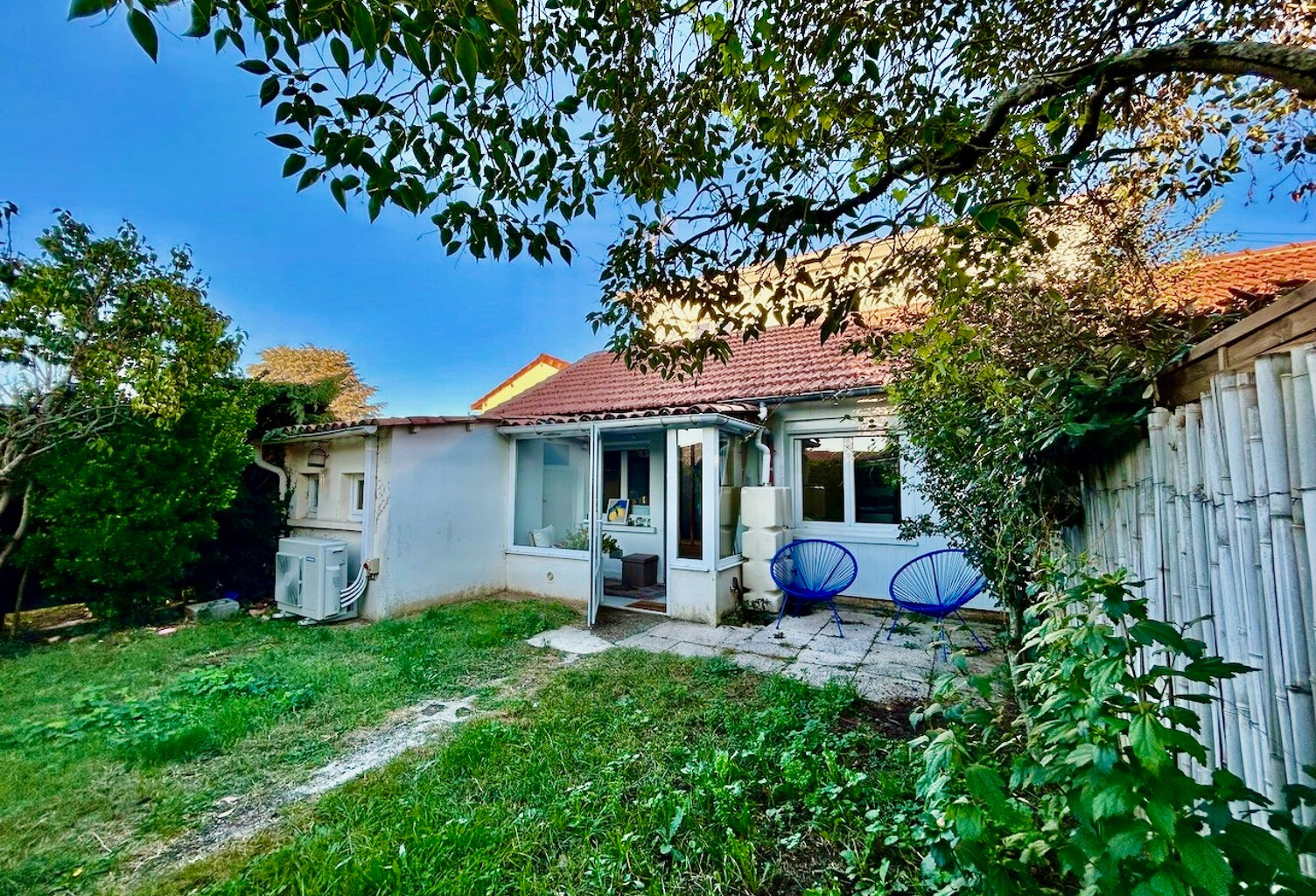 Villeneuve sur Lot, cette maisonnette T2 avec jardin d'environ 32,28 m²   Lumineux, ce logement a une pièce de vie de 17,9 m² avec  cuisine équipée, une chambre de plain pied, une salle d'eau et un WC. Cellier et véranda. Vous bénéficierez d'un jardin pri — photo 1