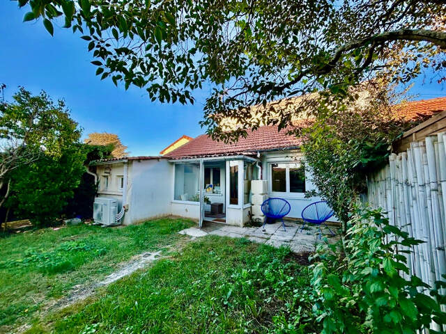 Villeneuve sur Lot, cette maisonnette T2 avec jardin d'environ 32,28 m²   Lumineux, ce logement a une pièce de vie de 17,9 m² avec  cuisine équipée, une chambre de plain pied, une salle d'eau et un WC. Cellier et véranda. Vous bénéficierez d'un jardin pri — photo du bien