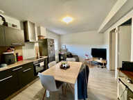 Villeneuve sur Lot, cette maisonnette T2 avec jardin d'environ 32,28 m²   Lumineux, ce logement a une pièce de vie de 17,9 m² avec  cuisine équipée, une chambre de plain pied, une salle d'eau et un WC. Cellier et véranda. Vous bénéficierez d'un jardin pri — photo 2
