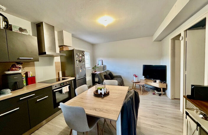Villeneuve sur Lot, cette maisonnette T2 avec jardin d'environ 32,28 m²   Lumineux, ce logement a une pièce de vie de 17,9 m² avec  cuisine équipée, une chambre de plain pied, une salle d'eau et un WC. Cellier et véranda. Vous bénéficierez d'un jardin pri — photo 2