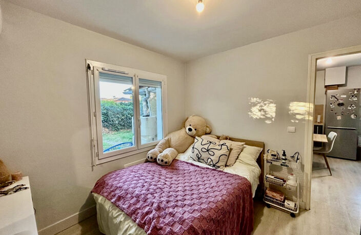 Villeneuve sur Lot, cette maisonnette T2 avec jardin d'environ 32,28 m²   Lumineux, ce logement a une pièce de vie de 17,9 m² avec  cuisine équipée, une chambre de plain pied, une salle d'eau et un WC. Cellier et véranda. Vous bénéficierez d'un jardin pri — photo 3