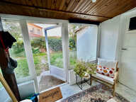 Villeneuve sur Lot, cette maisonnette T2 avec jardin d'environ 32,28 m²   Lumineux, ce logement a une pièce de vie de 17,9 m² avec  cuisine équipée, une chambre de plain pied, une salle d'eau et un WC. Cellier et véranda. Vous bénéficierez d'un jardin pri — photo 4