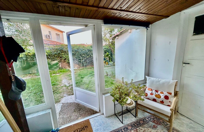 Villeneuve sur Lot, cette maisonnette T2 avec jardin d'environ 32,28 m²   Lumineux, ce logement a une pièce de vie de 17,9 m² avec  cuisine équipée, une chambre de plain pied, une salle d'eau et un WC. Cellier et véranda. Vous bénéficierez d'un jardin pri — photo 4