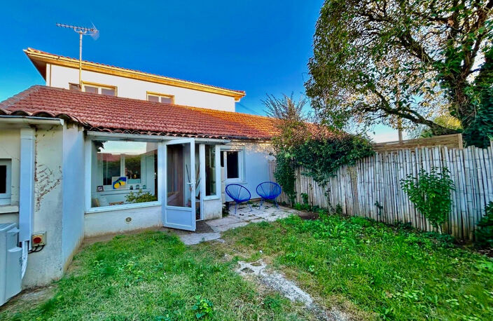 Villeneuve sur Lot, cette maisonnette T2 avec jardin d'environ 32,28 m²   Lumineux, ce logement a une pièce de vie de 17,9 m² avec  cuisine équipée, une chambre de plain pied, une salle d'eau et un WC. Cellier et véranda. Vous bénéficierez d'un jardin pri — photo 5