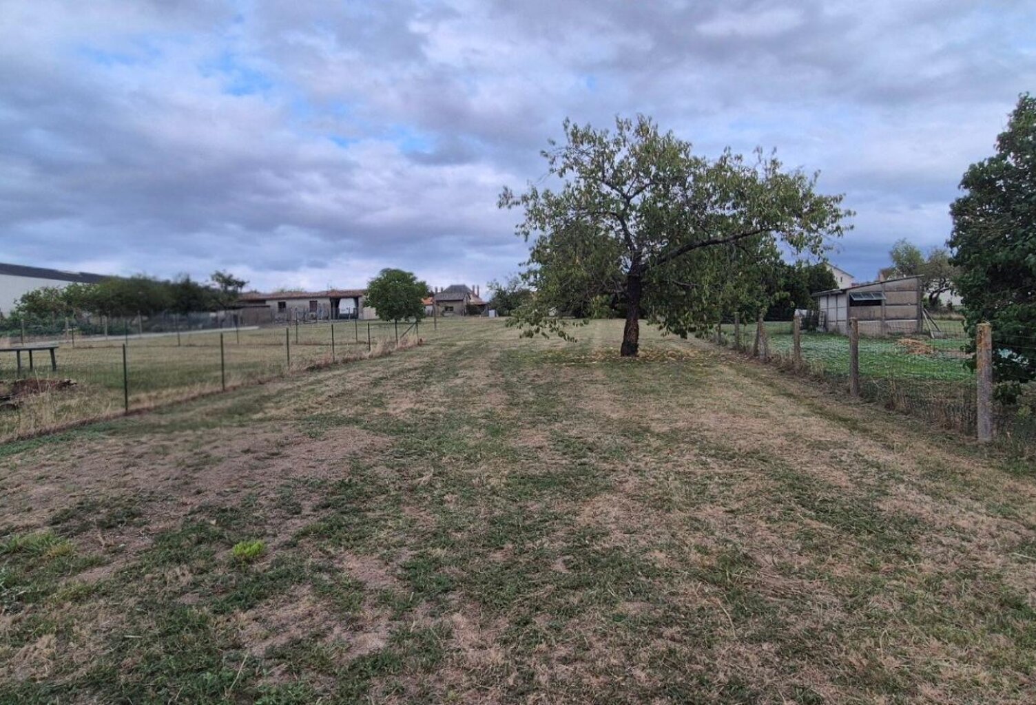 Terrain de 2500m² à Montmorillon — photo 1
