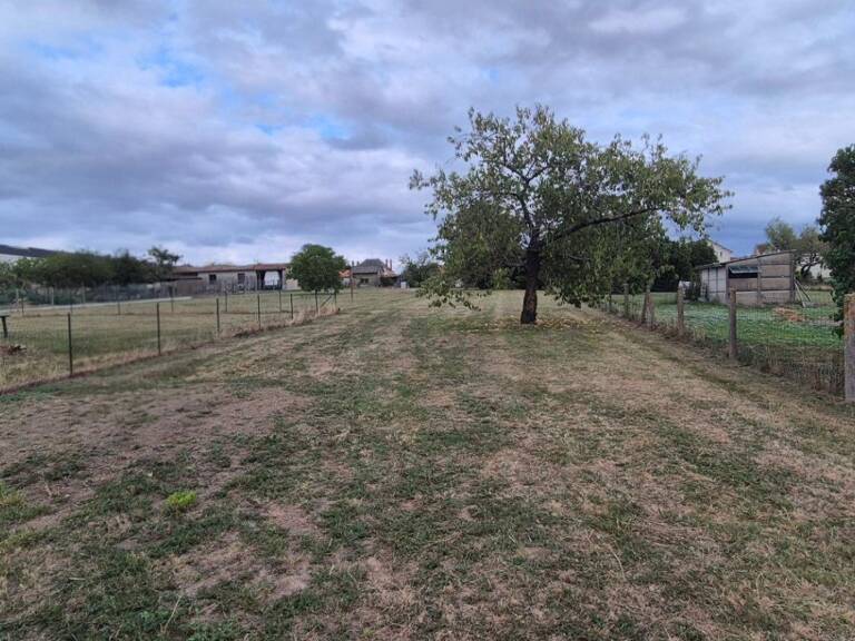 Terrain de 2500m² à Montmorillon — photo 1