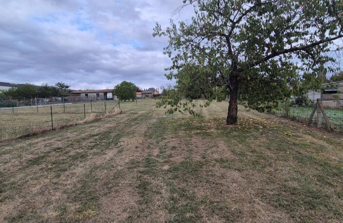 Terrain de 2500m² à Montmorillon — photo 2