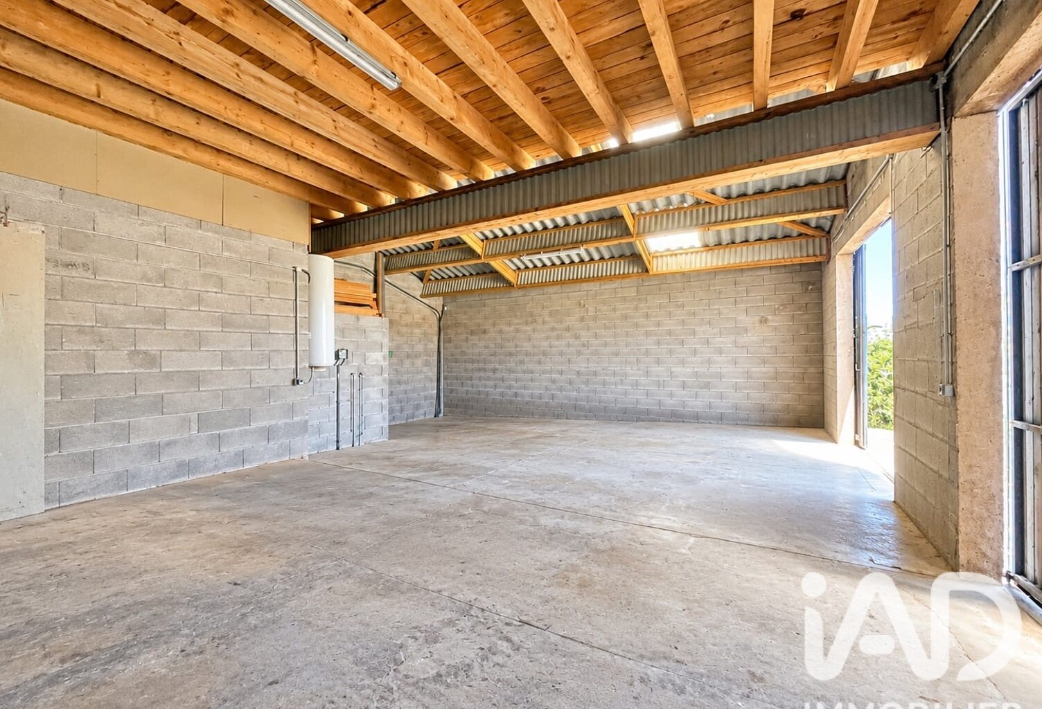 Vente Garage 227 m&sup2; — photo 1