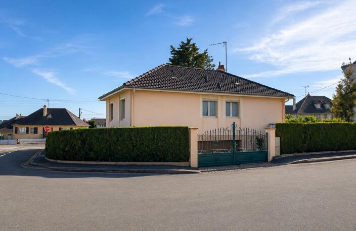 Beau pavillon des années 70 avec 4 chambres et un très grand sous sol idéalement situé — photo 2