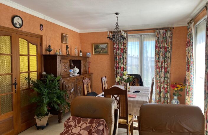 Beau pavillon des années 70 avec 4 chambres et un très grand sous sol idéalement situé — photo 5